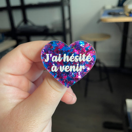 [CONTRÔLE TECHNIQUE] Broche "J'ai hésité à venir" en acrylique transparente avec des éclats de confettis bleus et roses/violets