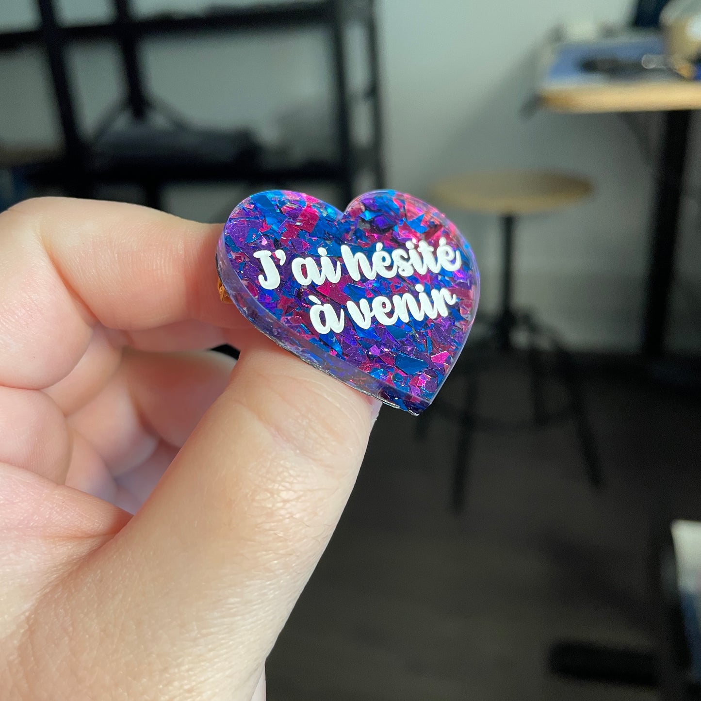 [CONTRÔLE TECHNIQUE] Broche "J'ai hésité à venir" en acrylique transparente avec des éclats de confettis bleus et roses/violets
