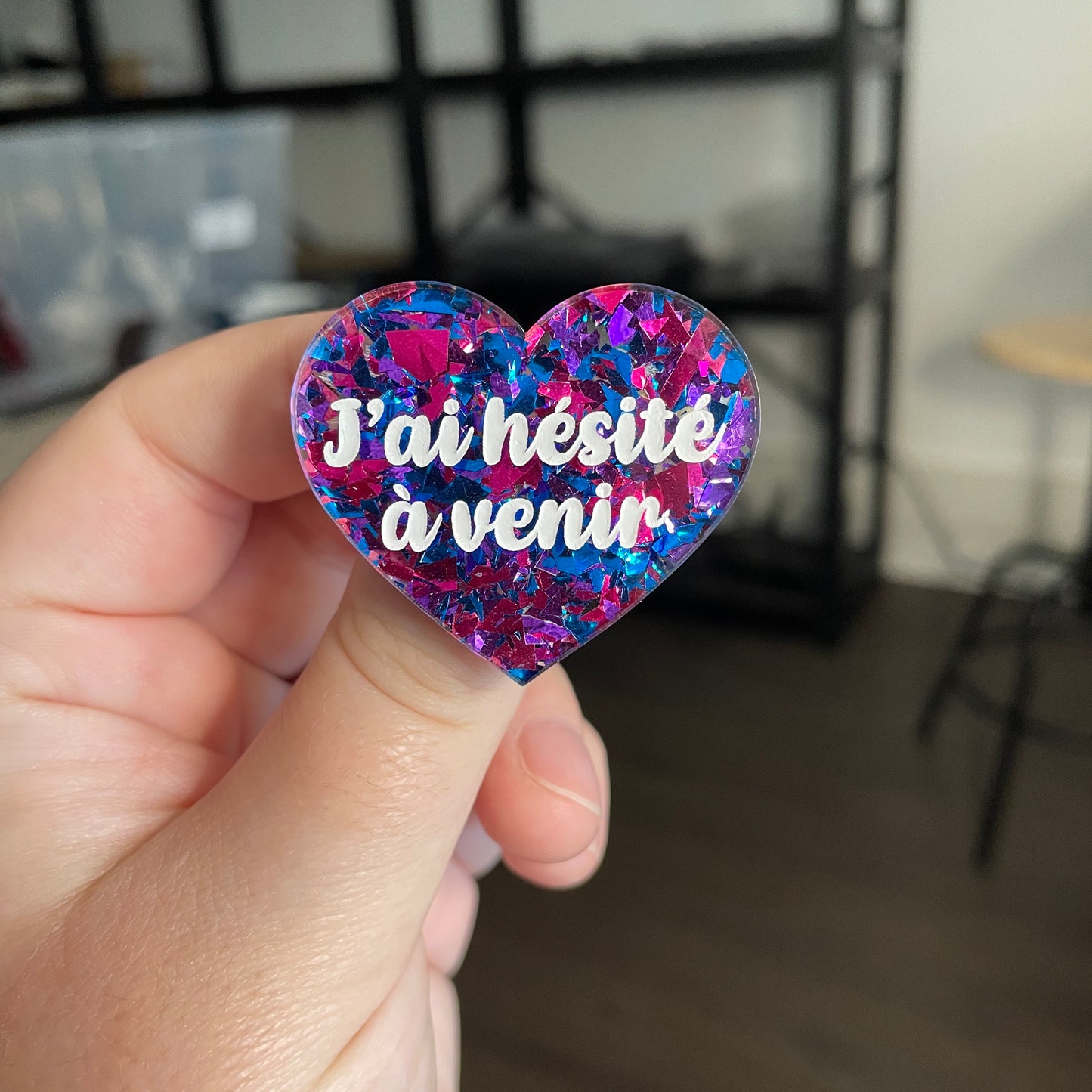 [CONTRÔLE TECHNIQUE] Broche "J'ai hésité à venir" en acrylique transparente avec des éclats de confettis bleus et roses/violets