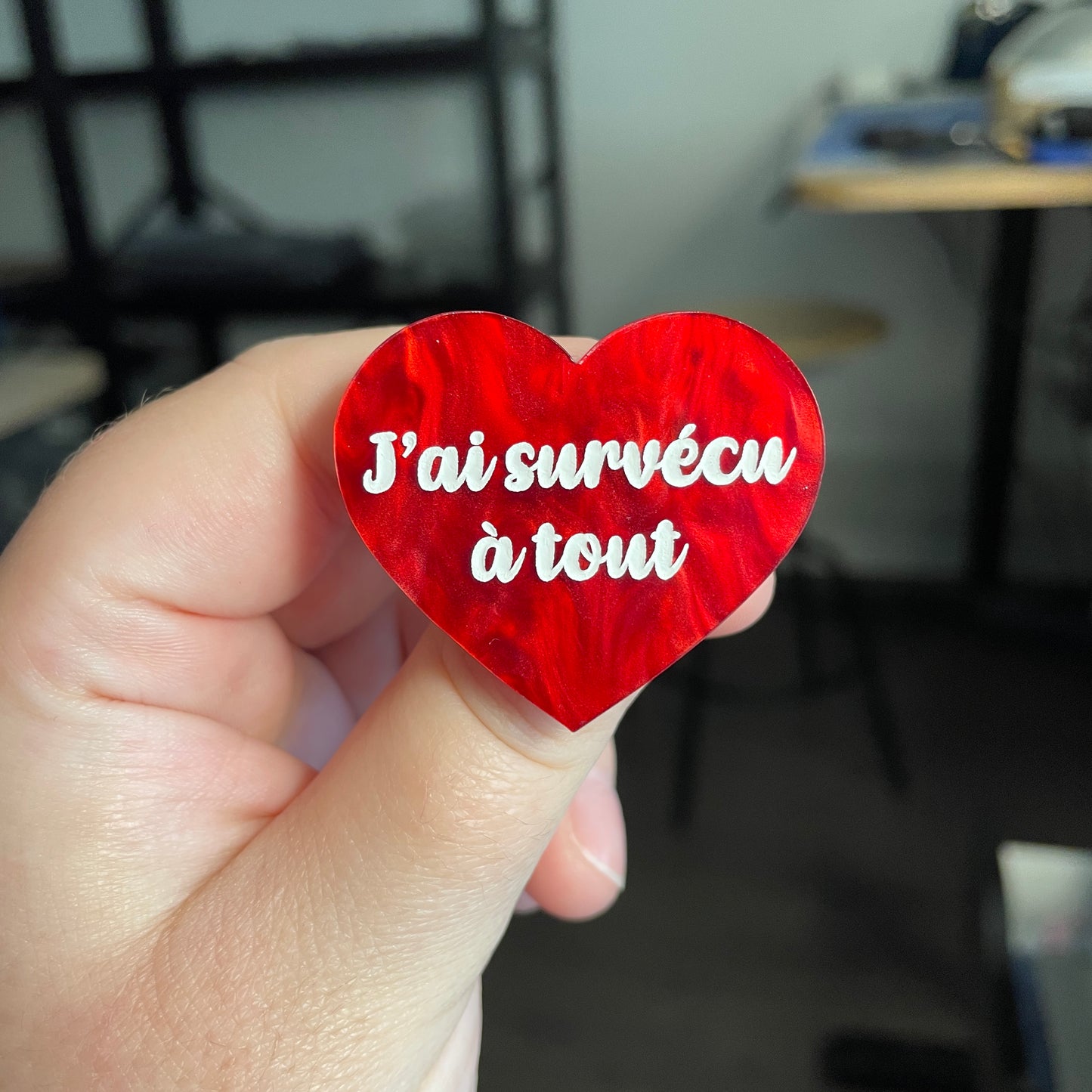 [CONTRÔLE TECHNIQUE] Broche "J'ai survécu à tout" en acrylique marbrée rouge