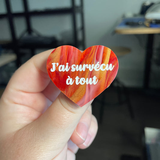 [CONTRÔLE TECHNIQUE] Broche "J'ai survécu à tout" en acrylique marbrée rouge, dorée et blanche
