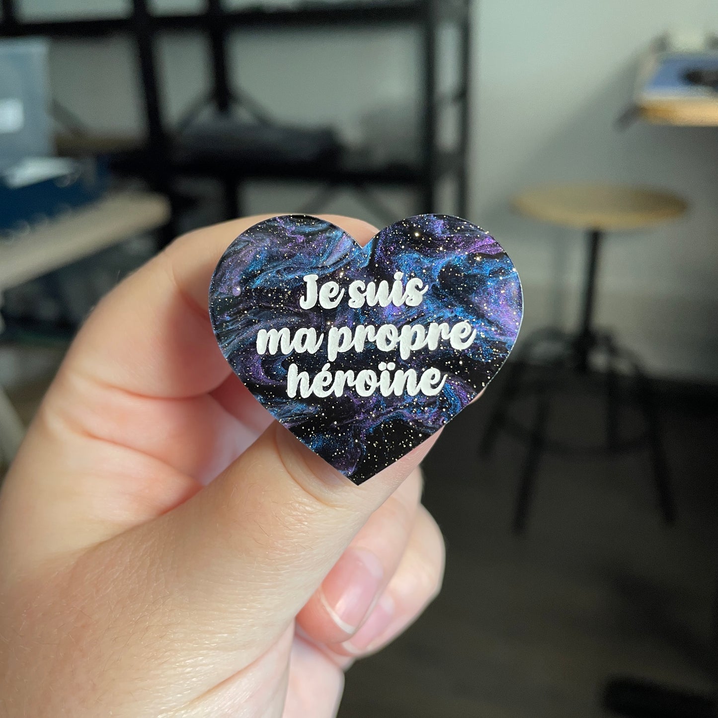 [CONTRÔLE TECHNIQUE] Broche "Je suis ma propre héroïne" en acrylique marbrée bleue, noire et violette à paillettes