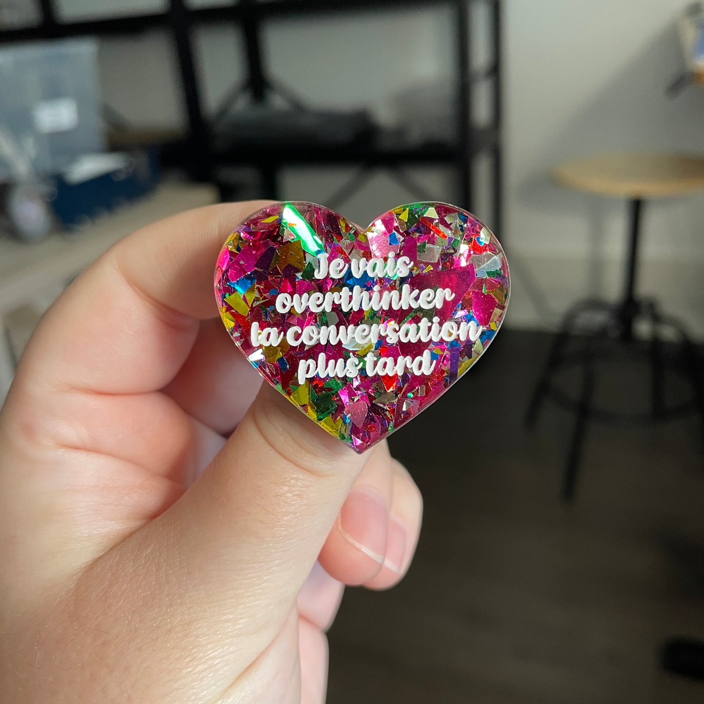 [CONTRÔLE TECHNIQUE] Broche "Je vais overthinker la conversation plus tard" en acrylique transparente avec des confettis roses et multicolores