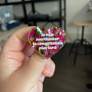 [CONTRÔLE TECHNIQUE] Broche "Je vais overthinker la conversation plus tard" en acrylique transparente avec des confettis roses et multicolores