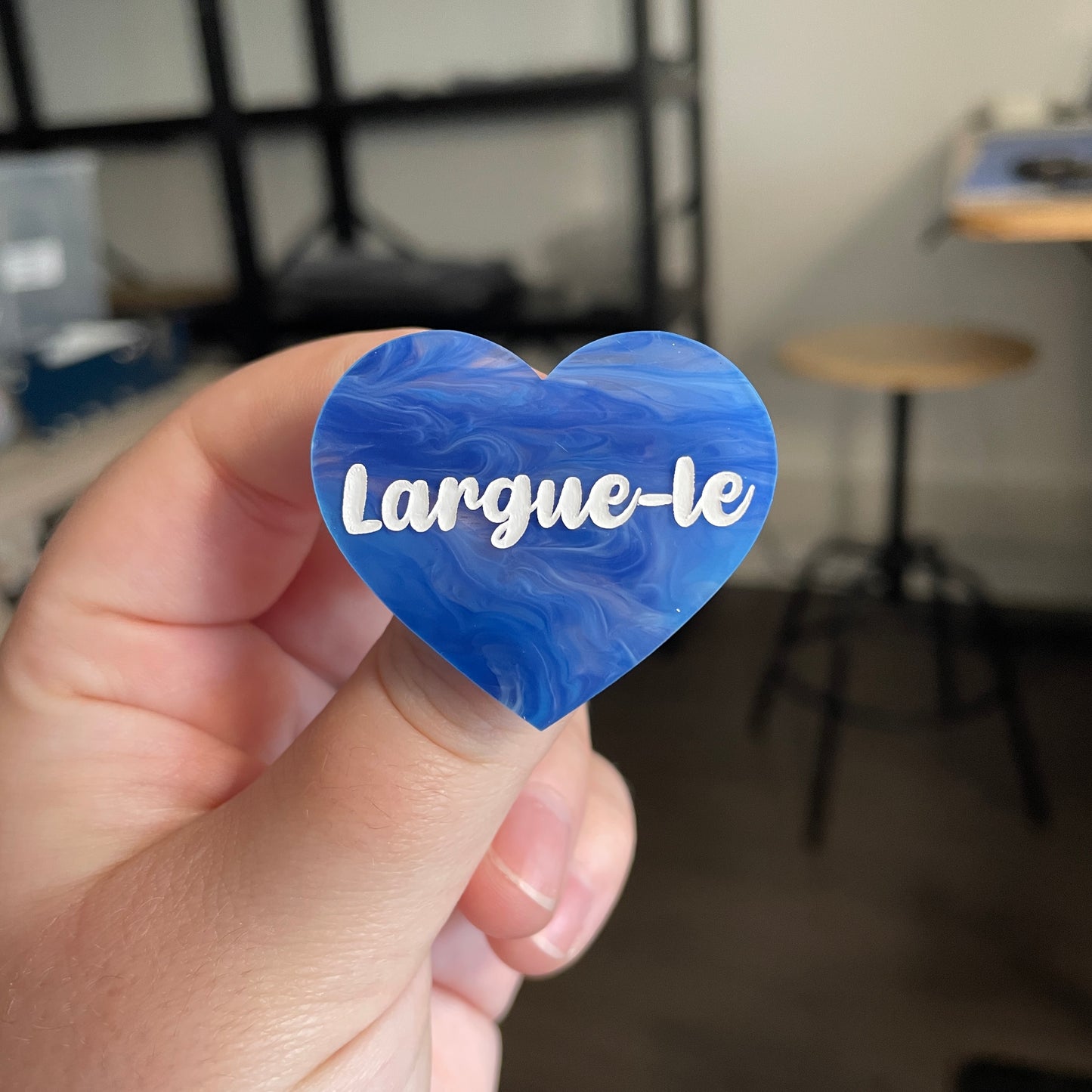 [CONTRÔLE TECHNIQUE] Broche "Largue-le" en acrylique japonaise semi transparente marbrée bleue et blanche