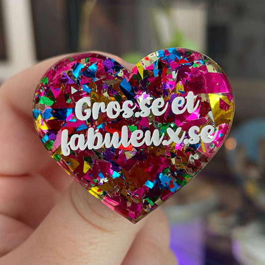 [INCLUSIF] Broche "Gros.se et fabuleu.x.se" en acrylique transparente à gros confettis roses et multicolores