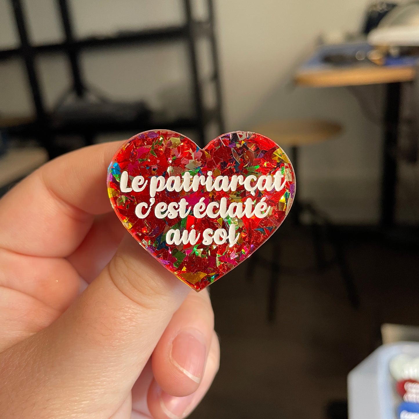 [CONTRÔLE TECHNIQUE] Broche "Le patriarcat c'est éclaté au sol" en acrylique transparente à gros confettis rouges et multicolores
