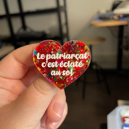 [CONTRÔLE TECHNIQUE] Broche "Le patriarcat c'est éclaté au sol" en acrylique transparente à gros confettis rouges et multicolores