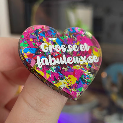 [INCLUSIF] Broche "Gros.se et fabuleu.x.se" en acrylique transparente à gros confettis roses et multicolores