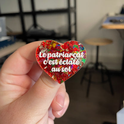 [CONTRÔLE TECHNIQUE] Broche "Le patriarcat c'est éclaté au sol" en acrylique transparente à gros confettis rouges et multicolores
