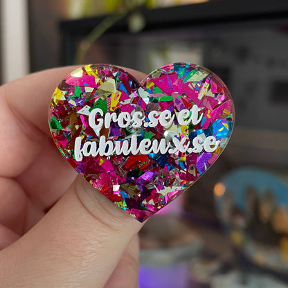 [INCLUSIF] Broche "Gros.se et fabuleu.x.se" en acrylique transparente à gros confettis roses et multicolores