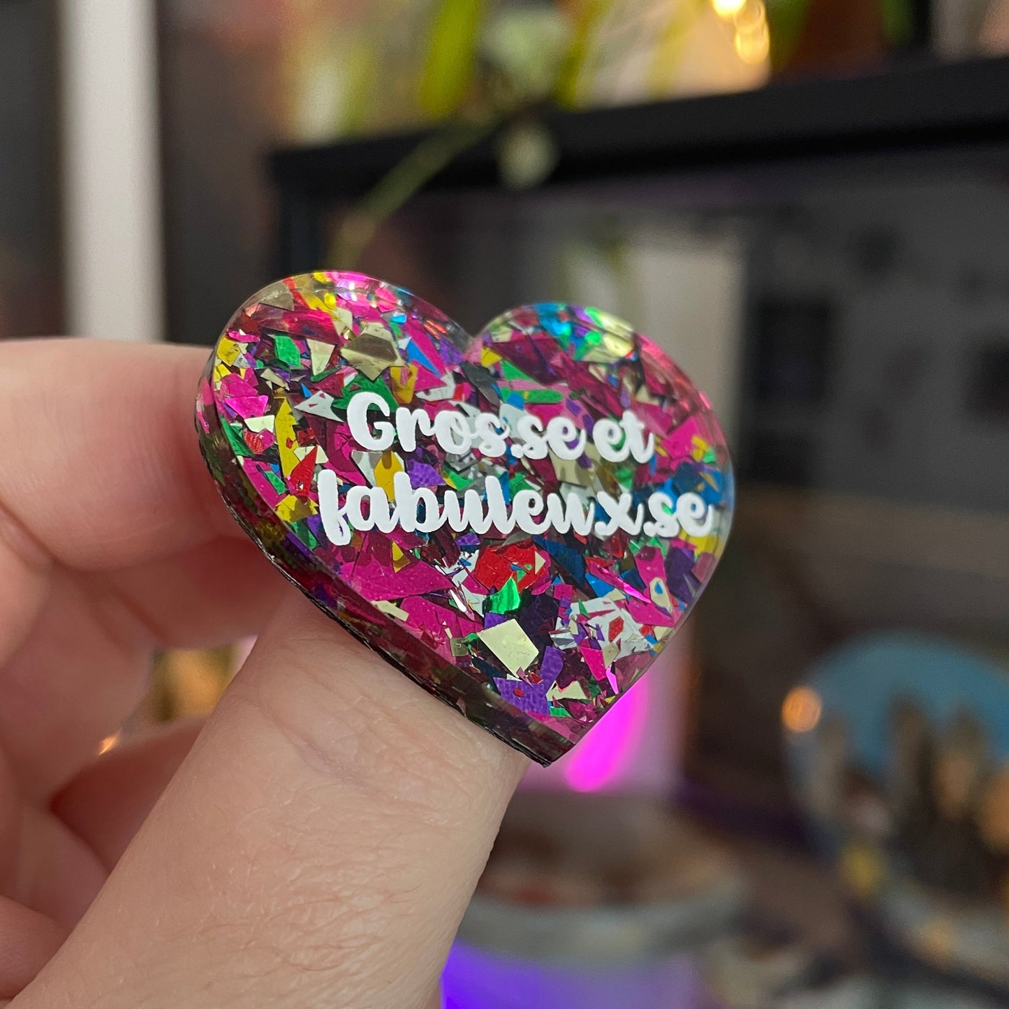[INCLUSIF] Broche "Gros.se et fabuleu.x.se" en acrylique transparente à gros confettis roses et multicolores
