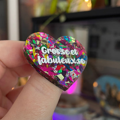 [INCLUSIF] Broche "Gros.se et fabuleu.x.se" en acrylique transparente à gros confettis roses et multicolores