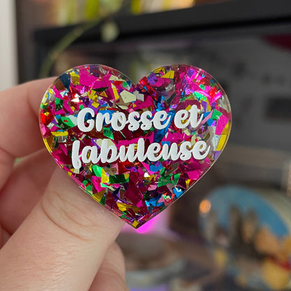 Broche "Grosse et fabuleuse" en acrylique transparente à gros confettis roses et multicolores
