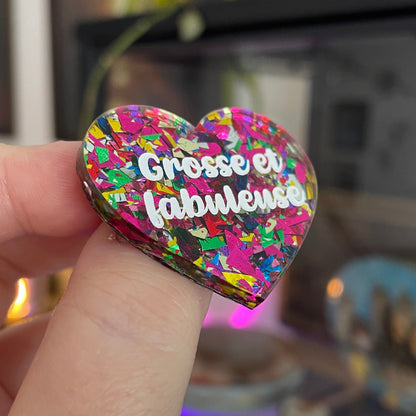 Broche "Grosse et fabuleuse" en acrylique transparente à gros confettis roses et multicolores