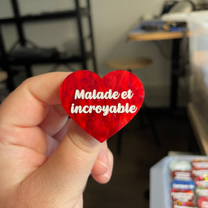 [CONTRÔLE TECHNIQUE] Broche "Malade et incroyable" en acrylique marbrée rouge