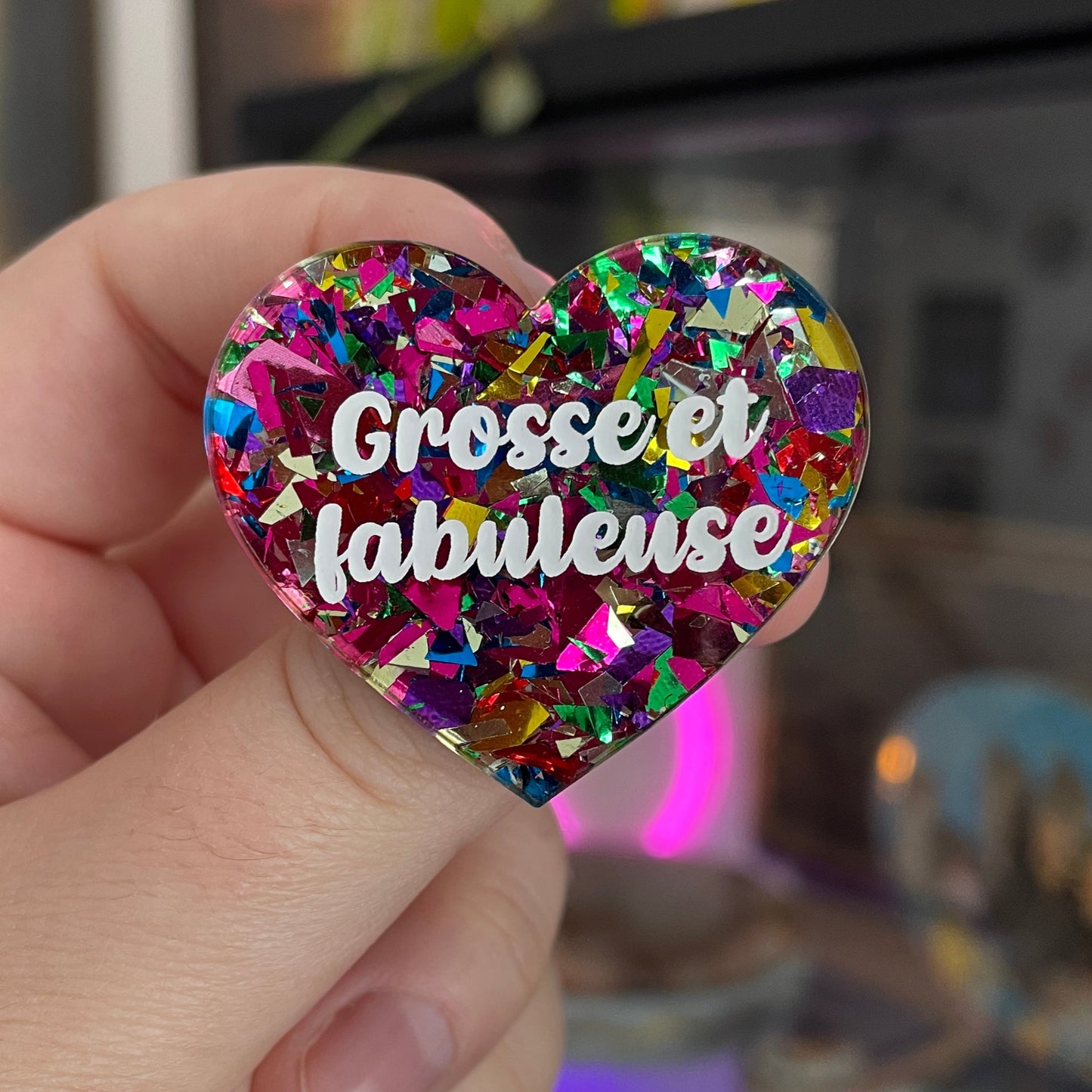 Broche "Grosse et fabuleuse" en acrylique transparente à gros confettis roses et multicolores