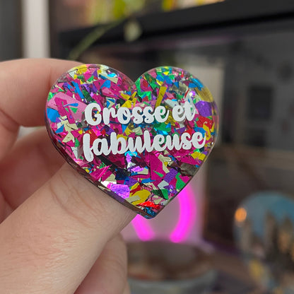 Broche "Grosse et fabuleuse" en acrylique transparente à gros confettis roses et multicolores