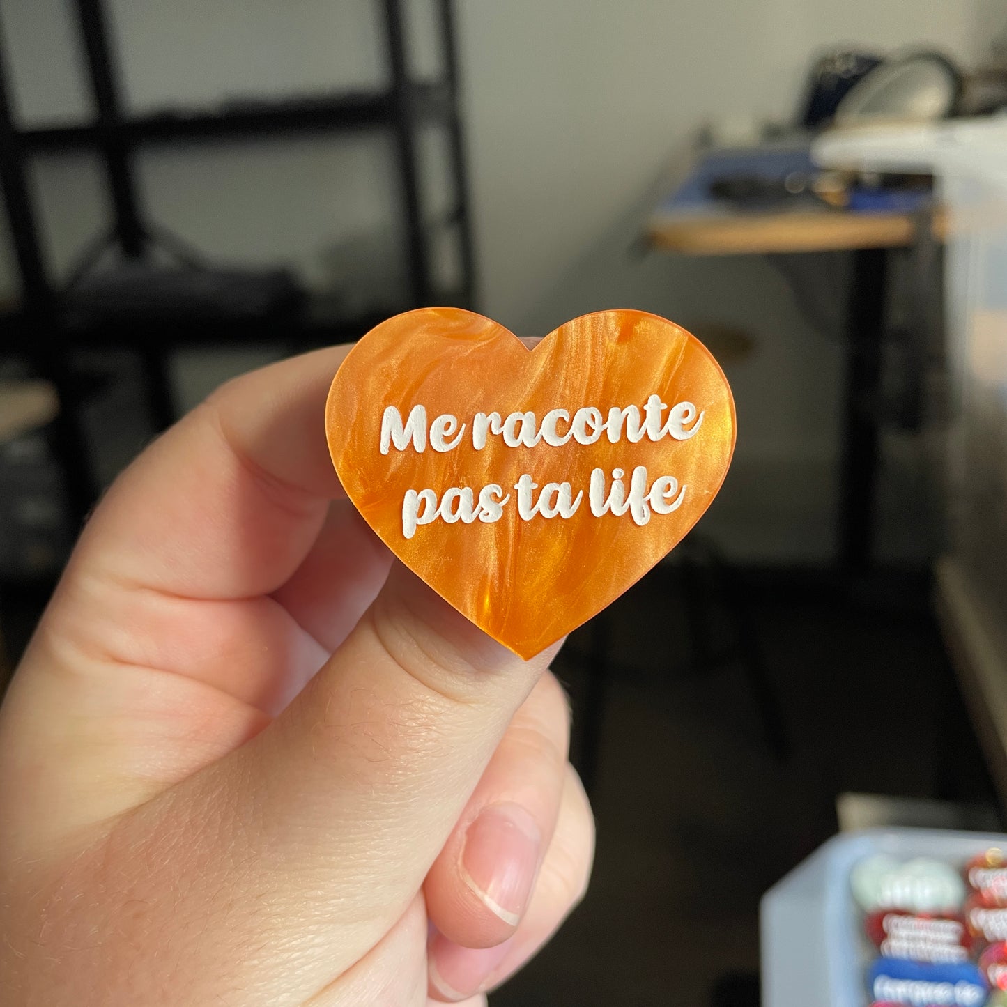 [CONTRÔLE TECHNIQUE] Broche "Me raconte pas ta life" en acrylique marbrée orange