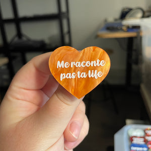[CONTRÔLE TECHNIQUE] Broche "Me raconte pas ta life" en acrylique marbrée orange