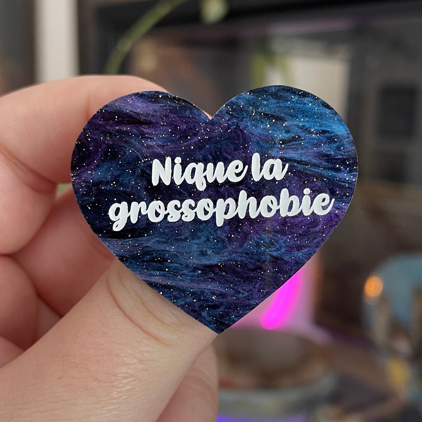 Broche "Nique la grossophobie" en acrylique marbrée galaxie