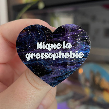 Broche "Nique la grossophobie" en acrylique marbrée galaxie
