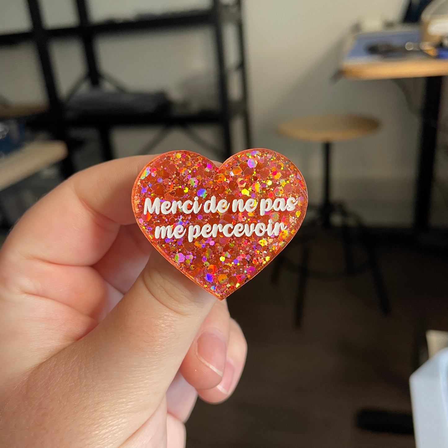 [CONTRÔLE TECHNIQUE] Broche "Merci de ne pas me percevoir" en acrylique semi transparente avec des confettis corail