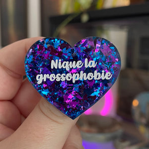 Broche "Nique la grossophobie" en acrylique transparente à gros confettis bleus et violets
