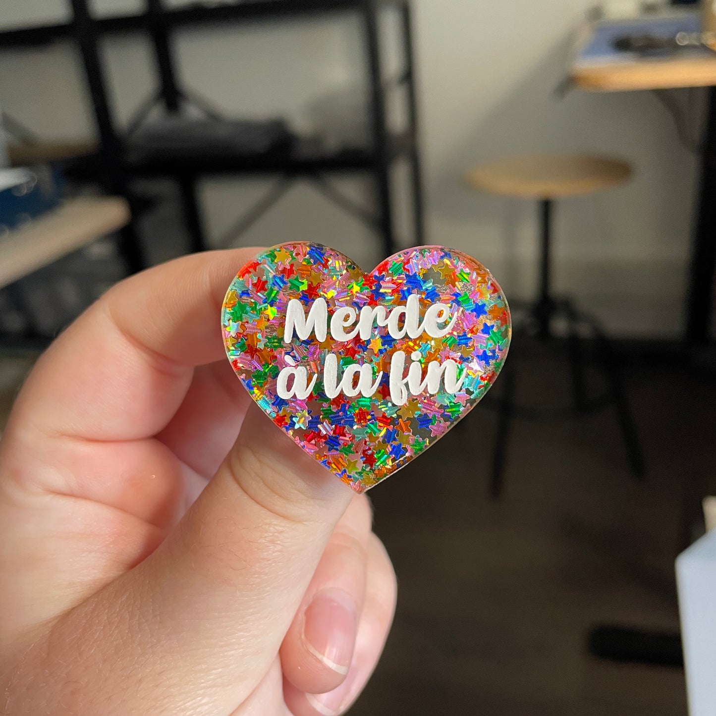 [CONTRÔLE TECHNIQUE] Broche "Merde à la fin" en acrylique semi transparente avec des confettis étoiles multicolores