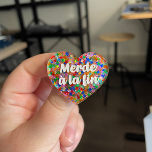 [CONTRÔLE TECHNIQUE] Broche "Merde à la fin" en acrylique semi transparente avec des confettis étoiles multicolores