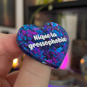 Broche "Nique la grossophobie" en acrylique transparente à gros confettis bleus et violets
