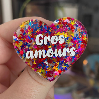 Broche "Gros amours" en acrylique semi transparente avec des confettis multicolores