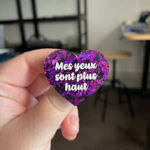 [CONTRÔLE TECHNIQUE] Broche "Mes yeux sont plus haut" en acrylique marbrée noire avec des éclats de confettis violets