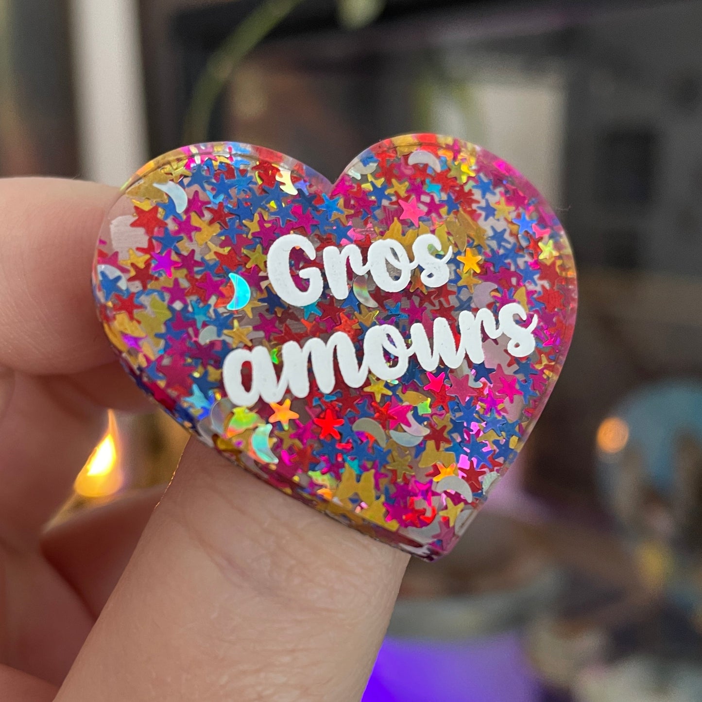 Broche "Gros amours" en acrylique semi transparente avec des confettis multicolores