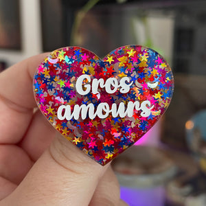 Broche "Gros amours" en acrylique semi transparente avec des confettis multicolores