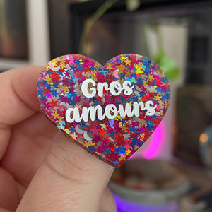 Broche "Gros amours" en acrylique semi transparente avec des confettis multicolores