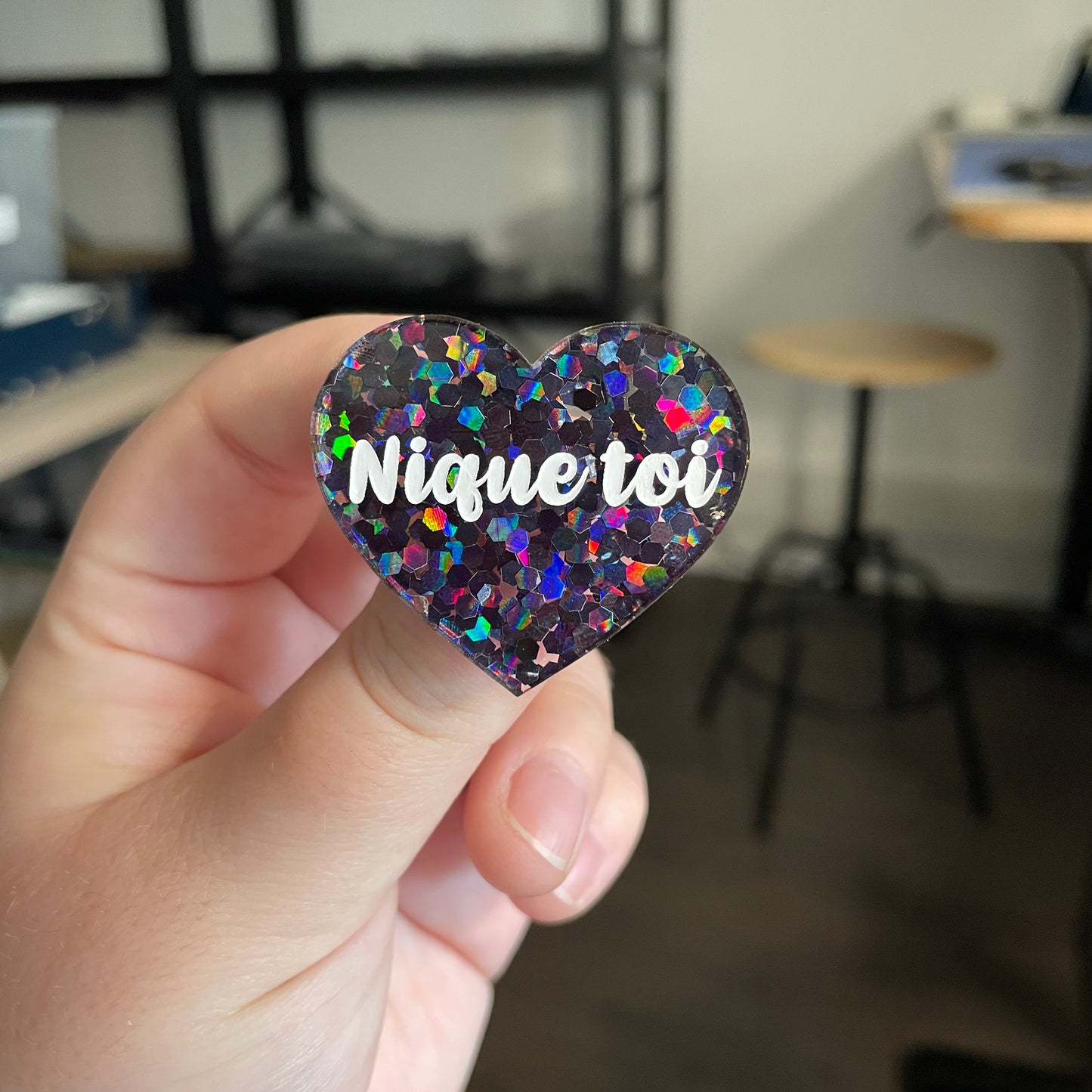[CONTRÔLE TECHNIQUE] Broche "Nique toi" en acrylique semi transparente avec des confettis noirs