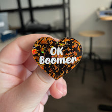 Charger l&#39;image dans la galerie, [CONTRÔLE TECHNIQUE] Broche &quot;Ok boomer&quot; en acrylique noire avec des éclats de confettis oranges