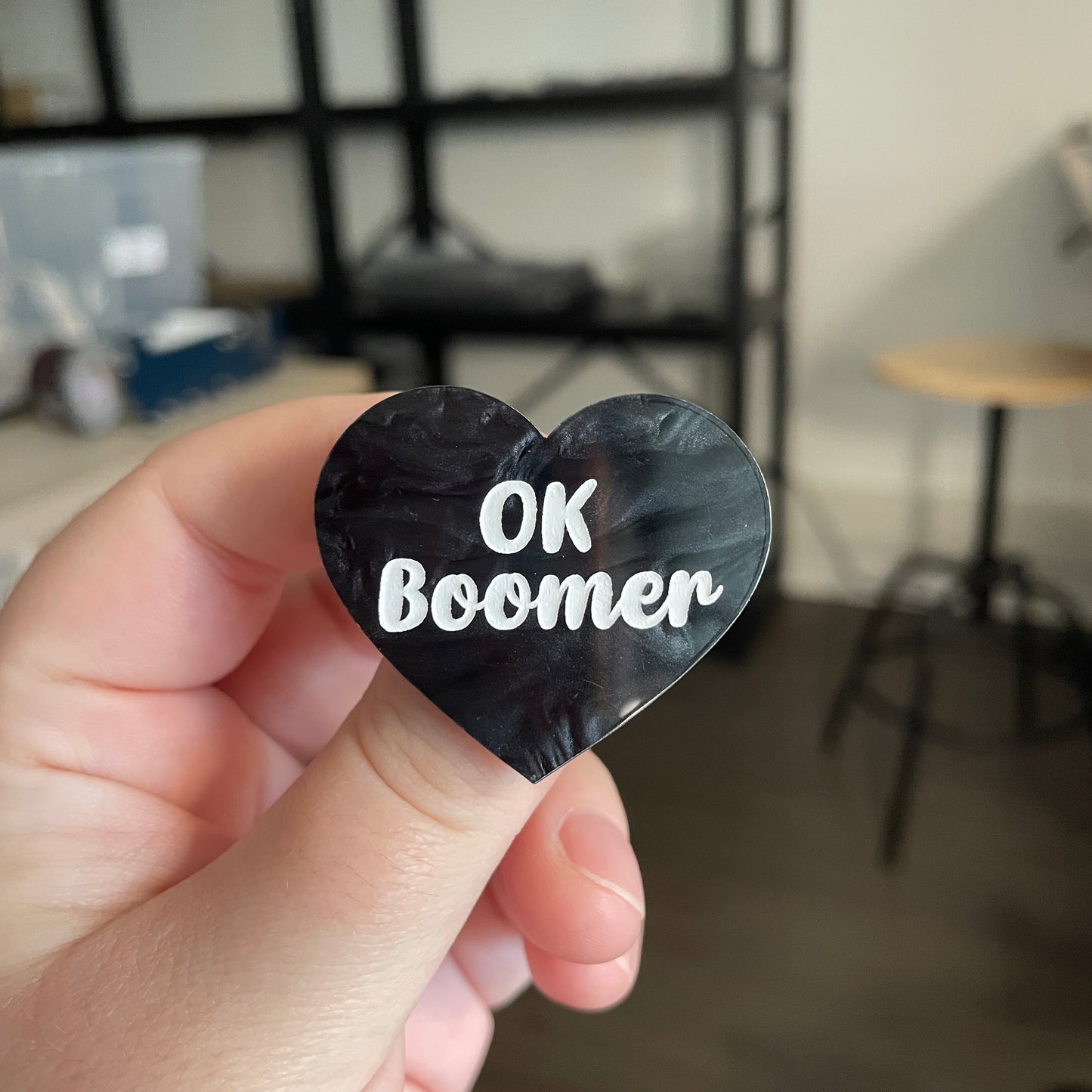 [CONTRÔLE TECHNIQUE] Broche "Ok boomer" en acrylique marbrée noire