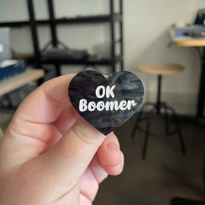 [CONTRÔLE TECHNIQUE] Broche "Ok boomer" en acrylique marbrée noire