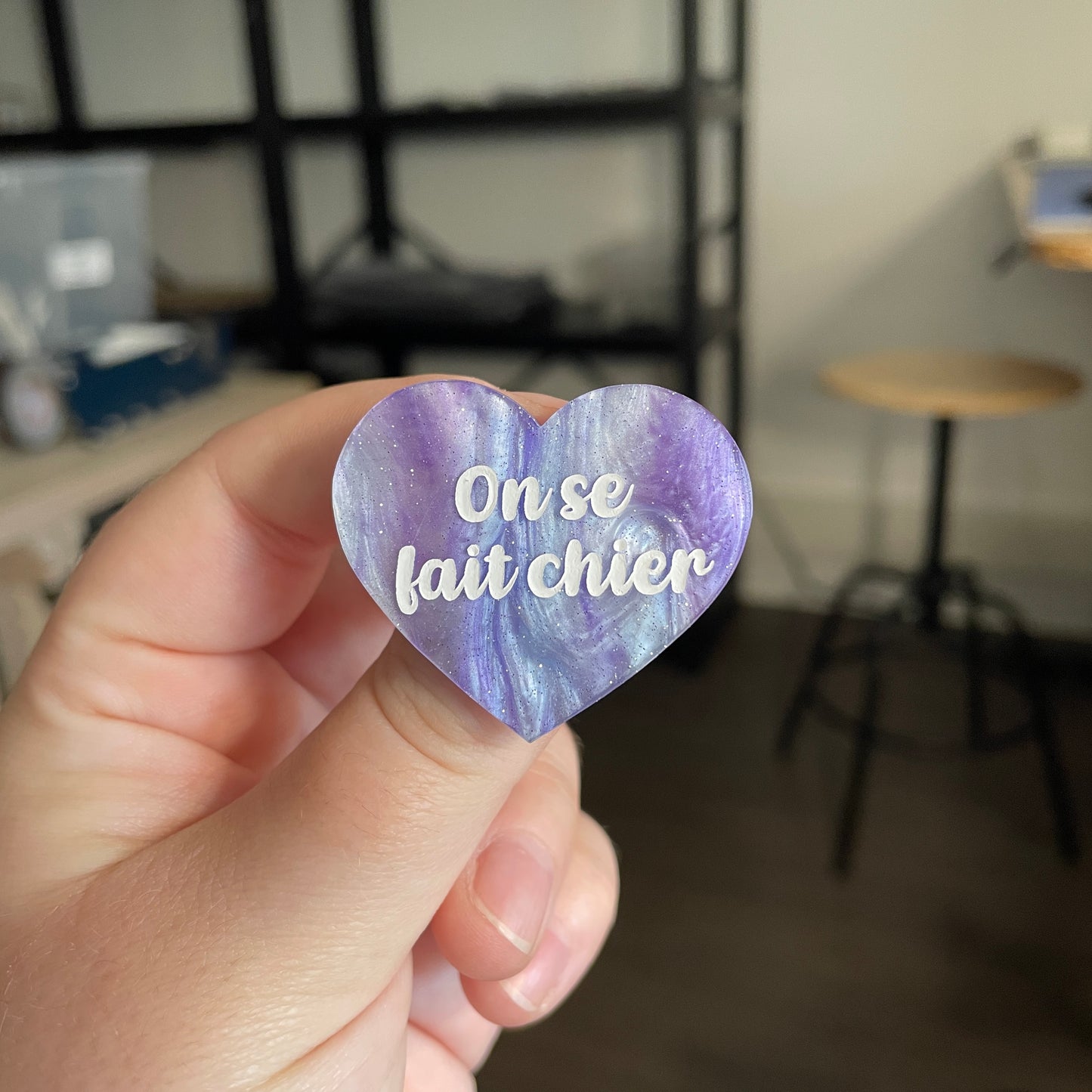 [CONTRÔLE TECHNIQUE] Broche "On se fait chier" en acrylique marbrée bleue, blanche et violette à paillettes