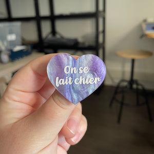 [CONTRÔLE TECHNIQUE] Broche "On se fait chier" en acrylique marbrée bleue, blanche et violette à paillettes