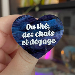 [CONTRÔLE TECHNIQUE] Broche "Du thé, des chats et dégage" en acrylique marbrée bleue et violette