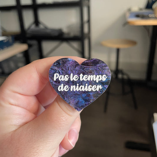 [CONTRÔLE TECHNIQUE] Broche "Pas le temps de niaiser" en acrylique marbrée bleue, noire et violette à paillettes
