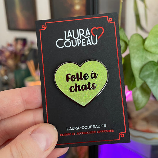 [CONTRÔLE TECHNIQUE] Pin en émail "Folle à chats" vert à paillettes