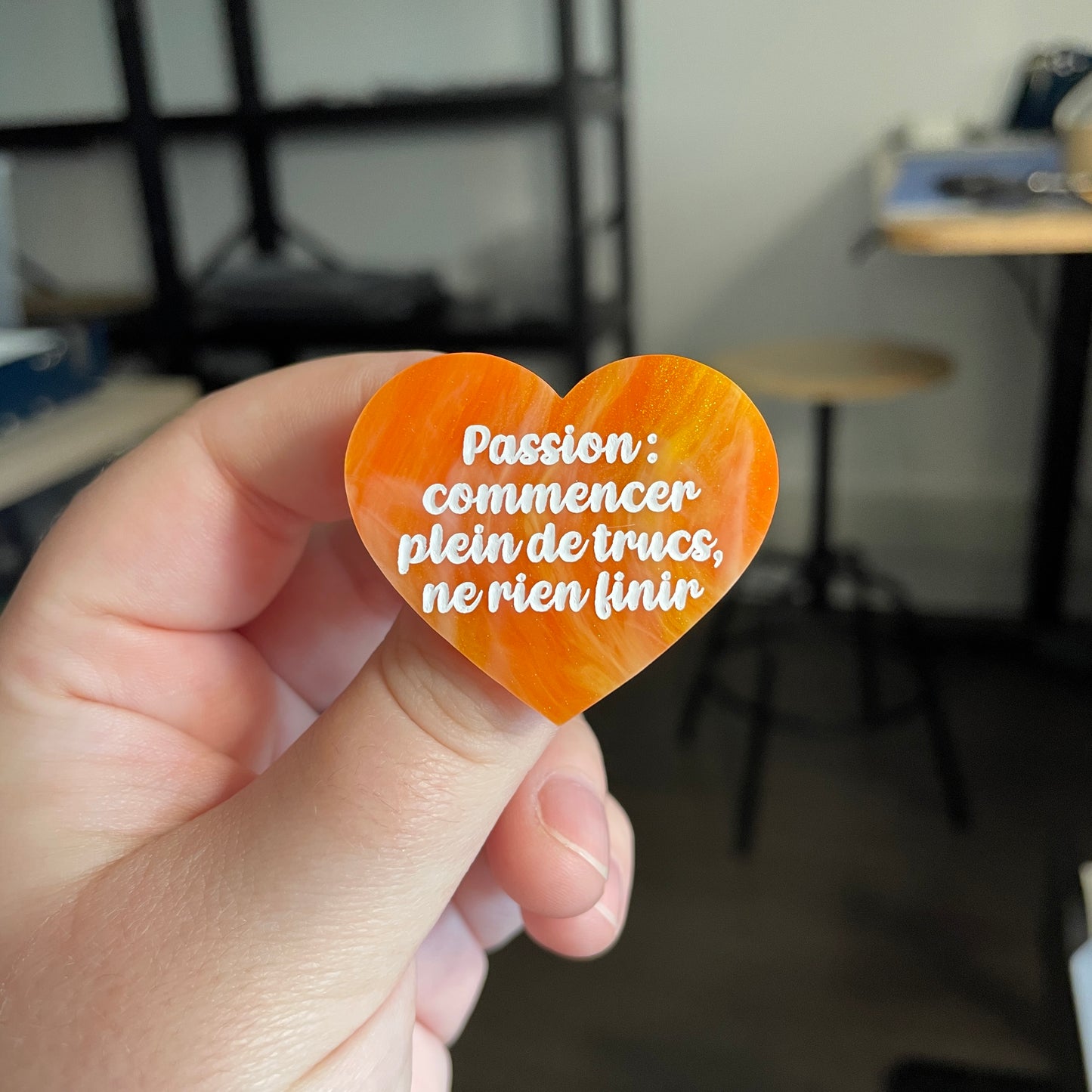 [CONTRÔLE TECHNIQUE] Broche "Passion : commencer plein de trucs, ne rien finir" en acrylique marbrée orange et dorée à paillettes