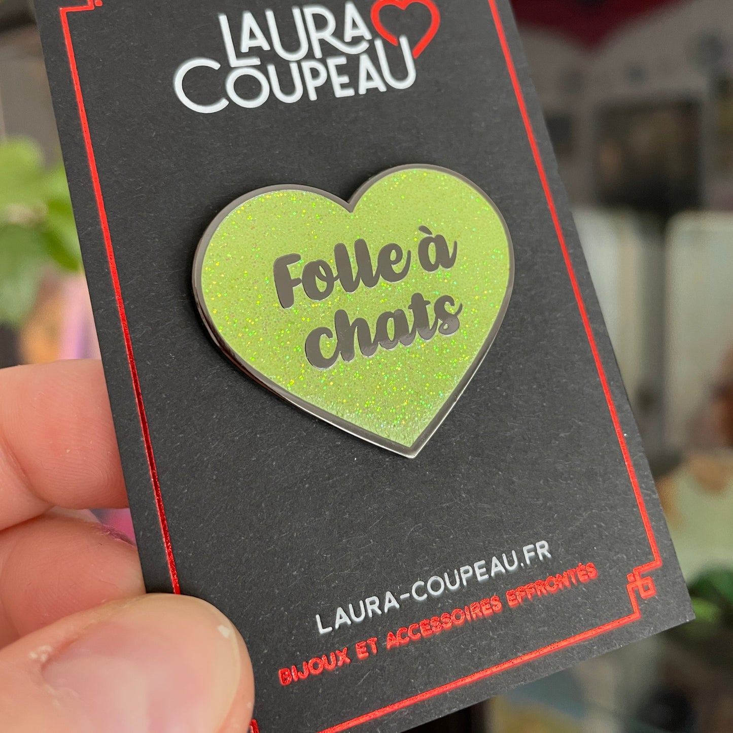 [CONTRÔLE TECHNIQUE] Pin en émail "Folle à chats" vert à paillettes
