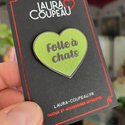 [CONTRÔLE TECHNIQUE] Pin en émail "Folle à chats" vert à paillettes