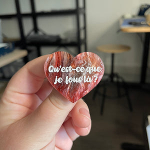 [CONTRÔLE TECHNIQUE] Broche "Qu'est-ce que je fous là ?" en acrylique marbrée rouge, verte, marron et blanche à paillettes