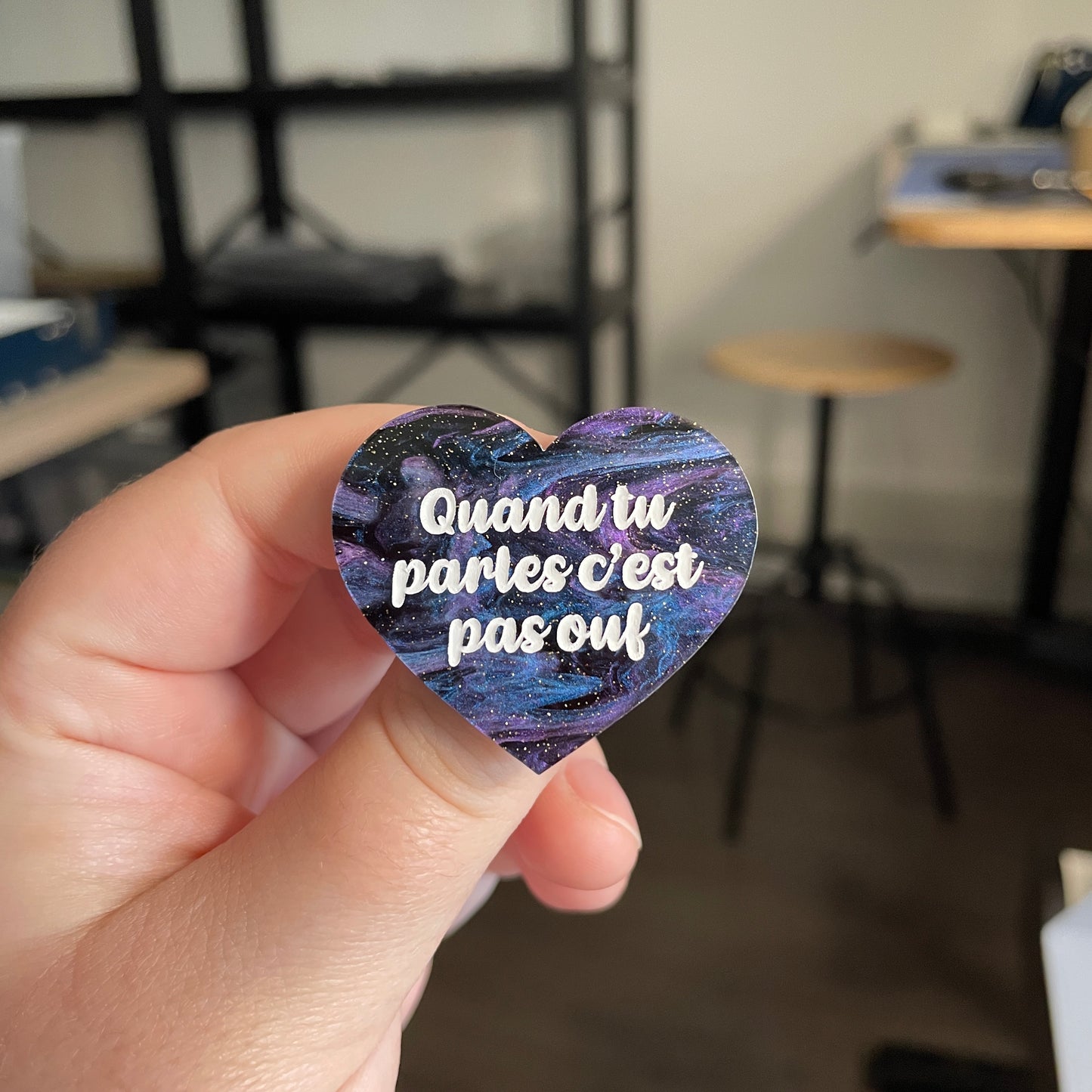 [CONTRÔLE TECHNIQUE] Broche "Quand tu parles c'est pas ouf" en acrylique marbrée bleue, noire et violette à paillettes